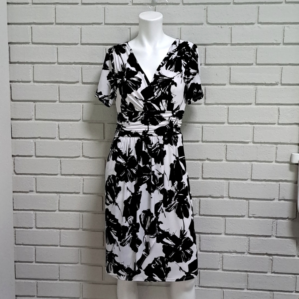 Evan-Picone Black/White Ruched Wrap V-Neck Lined Dress. Size 8